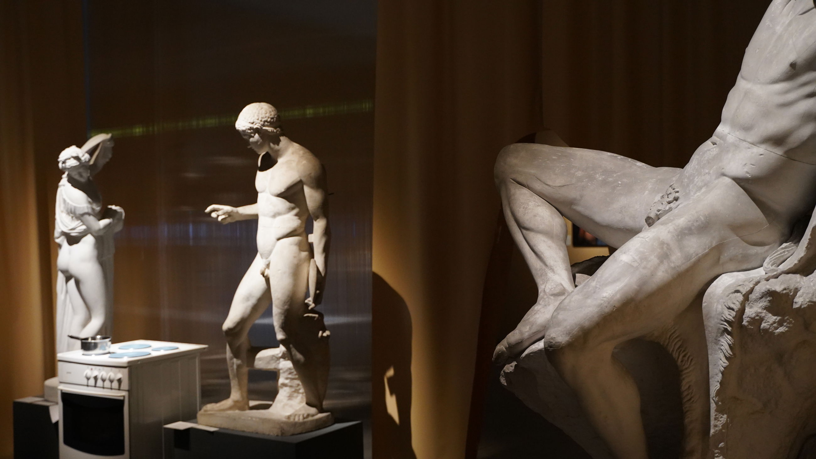 Gipsskulpturer i udstillingen Kropumulig Kroputrolig