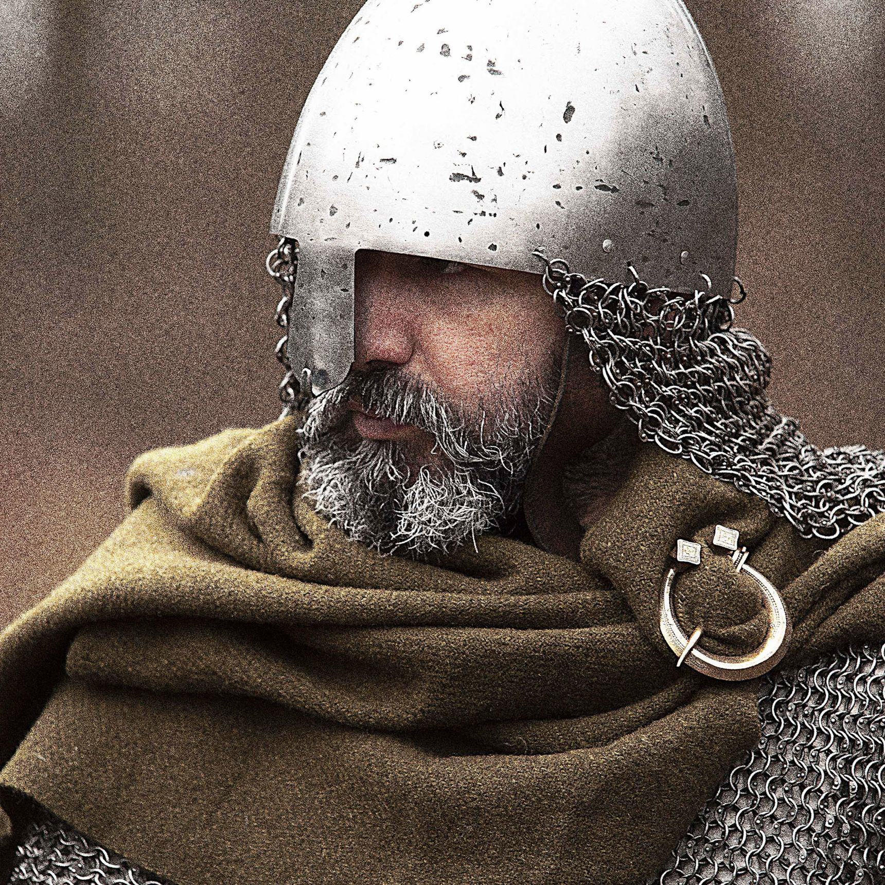 Viking i hjelm og ringbrynje med grøn kappe